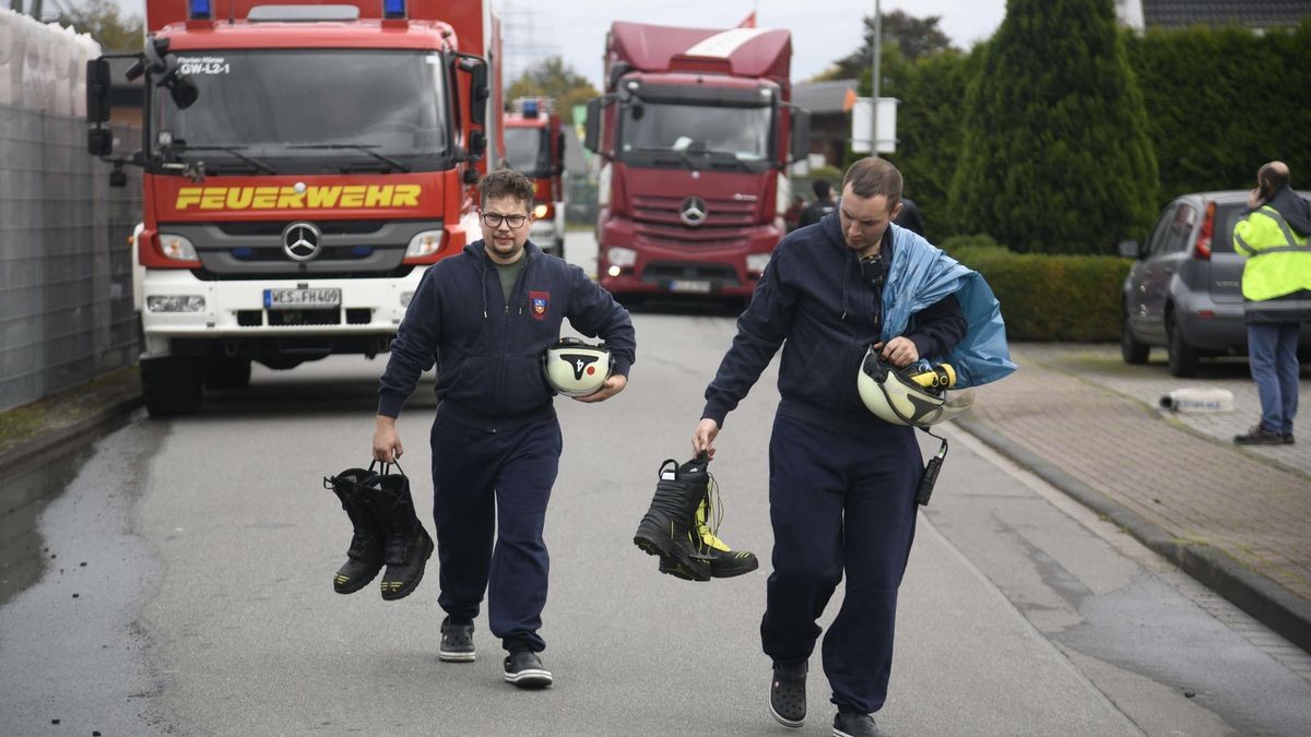 Die Lagerhalle in Hünxe-Drevenack hat in der Nacht plötzlich Feuer gefangen. Die Arbeiten der Feuerwehr dauerten am Donnerstag an.