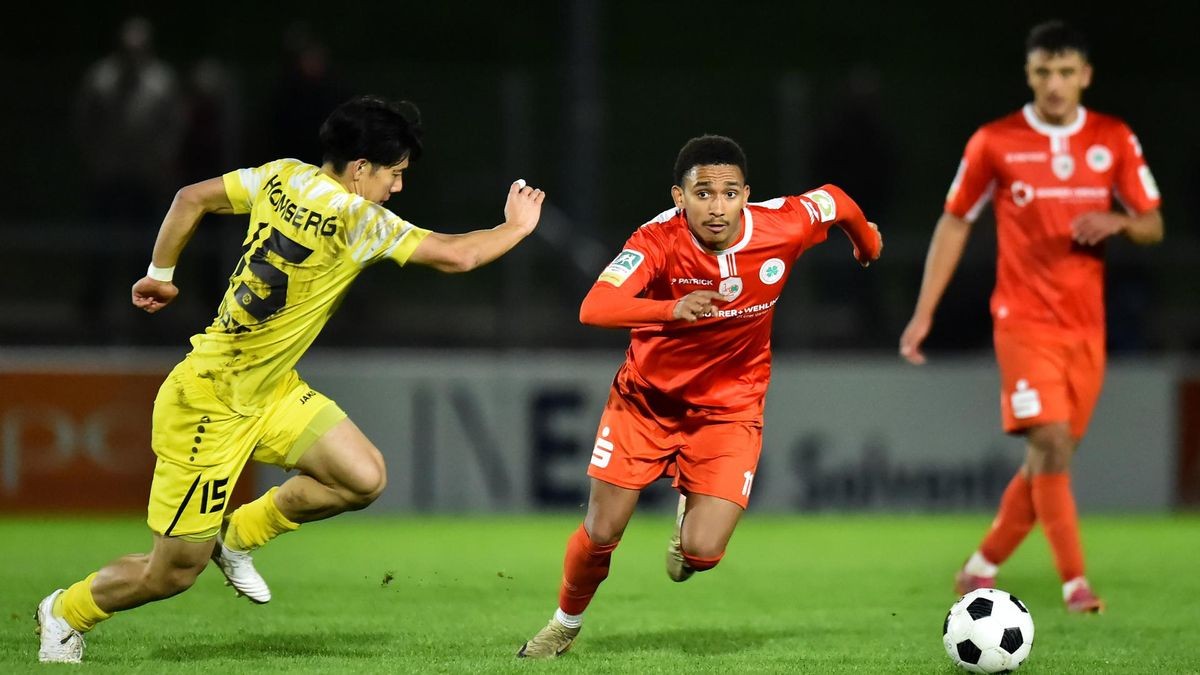 Eric Gueye (Mitte) machte im Spiel gegen Homberg mit seinem technischen Vermögen den Unterschied aus und leitete den Siegtreffer ein. 