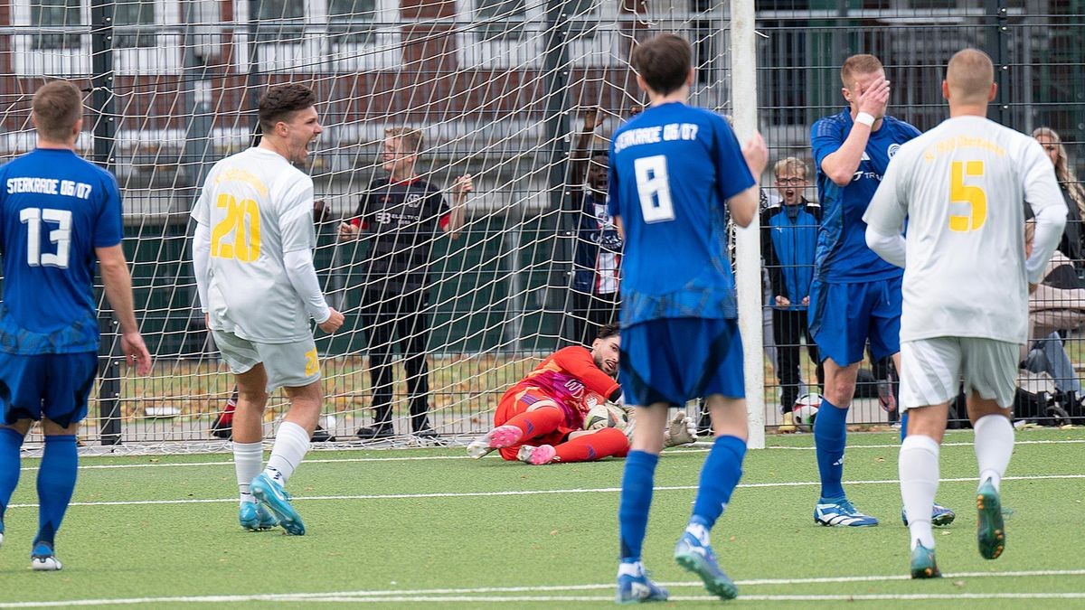 Spielclubs Keeper Ajara Djamal Ehlert hält den Elfmeter von Sterkrades Artur Stankewizius, der es nicht fassen kann.