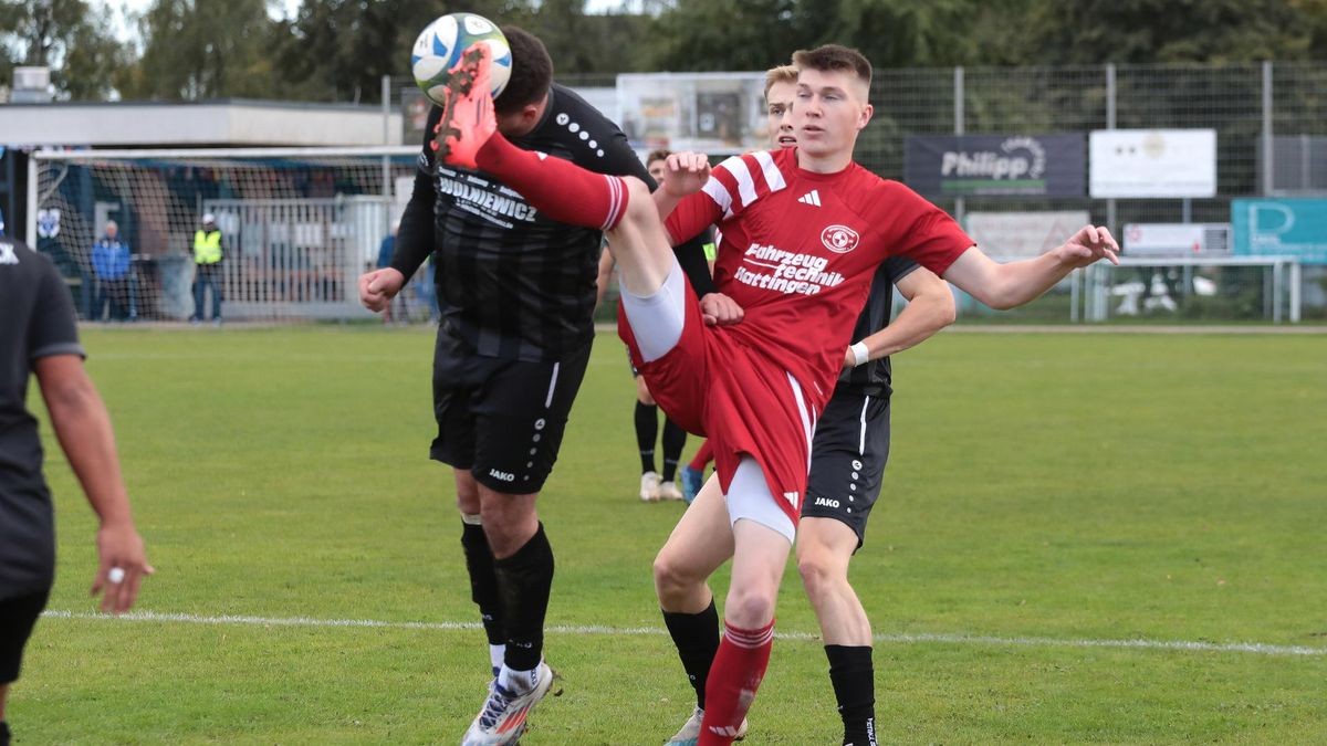 Robert Dick (r.) und die SFK-Reserve klopfen in der A-Liga oben an.