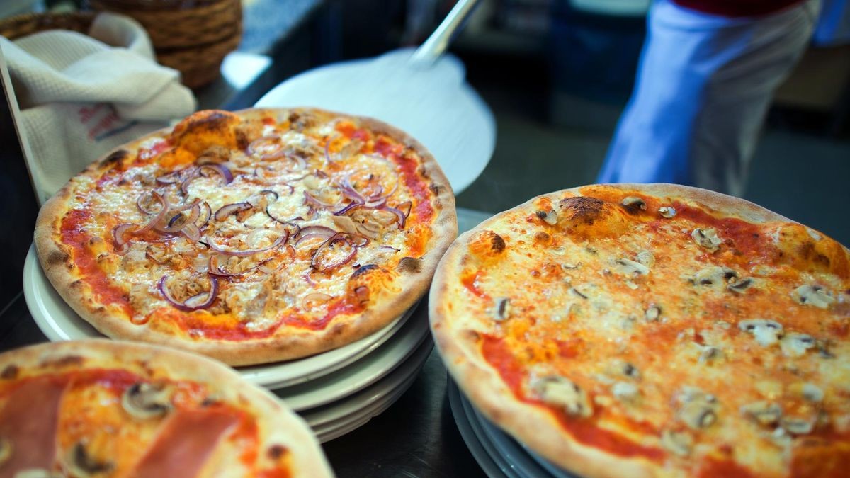 Am Ende war es eine Gewerbekontrolle in einer Pizzeria in der Düsseldorfer Altstadt, die den Anstoß gab für einen NRW-weiten Großeinsatz und die Festnahme mehrerer Verdächtiger wegen Erpressung, Menschenraubs und Drogenhandel. Hier wurde nämlich Kokain mit im Pizzakarton geliefert. (Symbolbild)