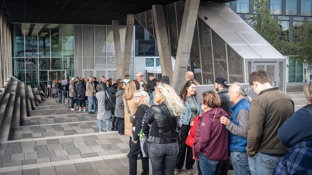 Viele Fans von Peter Maffay stehen am Dienstag,22.Oktober.2024, vor dem FMO der FUNKE Mediengruppe in Essen an um zu einer Signierstunde von Perter Maffay zu gelangen.Foto: Kai Kitschenberg/FUNKE Foto Services