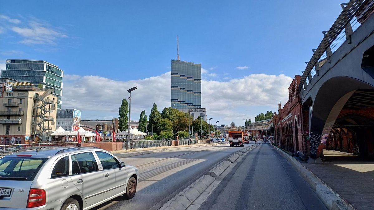 Das neue Gebäude von Amazon dominiert mit 140 Metern Höhe die Skyline von Friedrichshain-Kreuzberg.