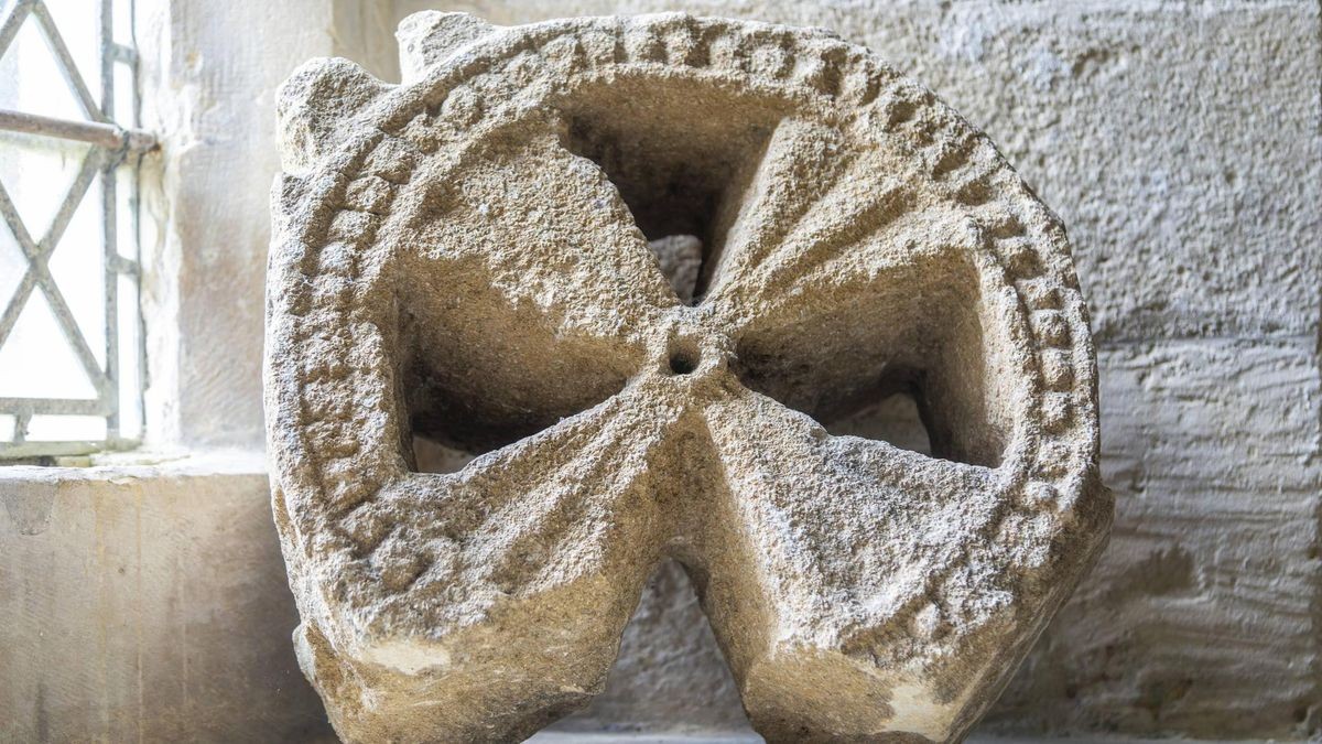 Kopf eines alten Steinkreuzes, entdeckt auf dem Friedhof der Kirche Saint Michael, Yanworth, Gloucestershire, England, U