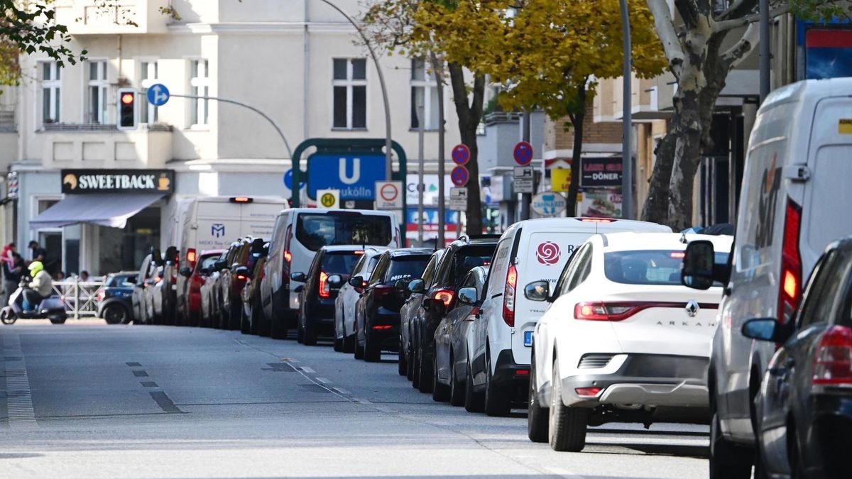 Die Sperrung des Britzer Tunnels auf der A100 hat zur Folge, dass es sich auf der Lahnstraße staut. 