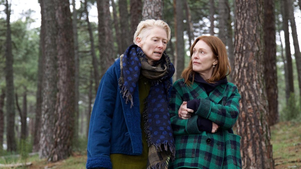 Tilda Swinton (l.) und Julianne Moore in Pedro Almodóvars „The Room Next Door“