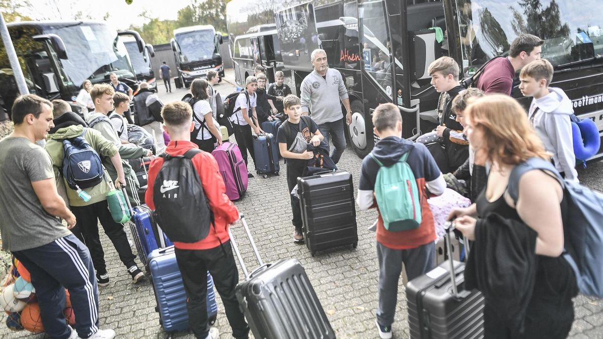 1000 Schüler und Lehrer brechen in 22 Reisebussen auf zur Schulfahrt nach Rom.

