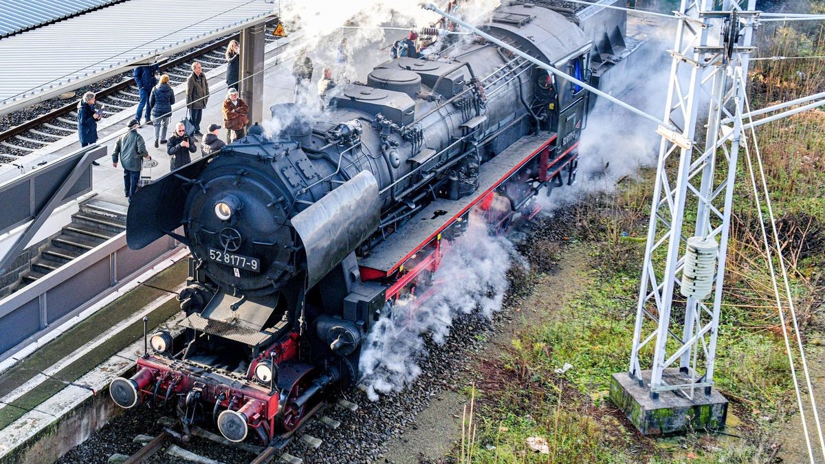 Am Sonnabend raucht Berlins letzte betriebsfähige Dampflok „Else“ durch die Stadt. Die beiden Rundfahrten starten an den Bahnhöfen Schöneweide und Lichtenberg (siehe Foto). 