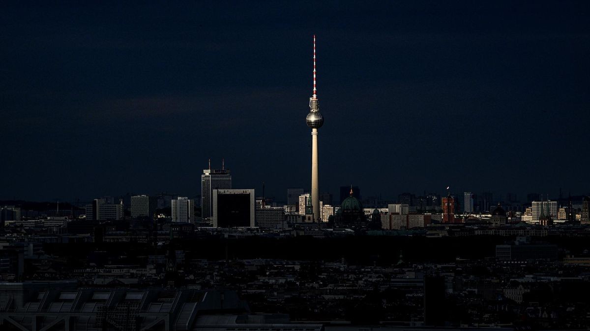 Letzte Sonnenstrahlen am Fernsehturm, während der Rest der Stadt schon im Dunkel von Regenwolken verschwindet. Auch in der Berliner Wirtschaft wird die Stimmung immer düsterer.