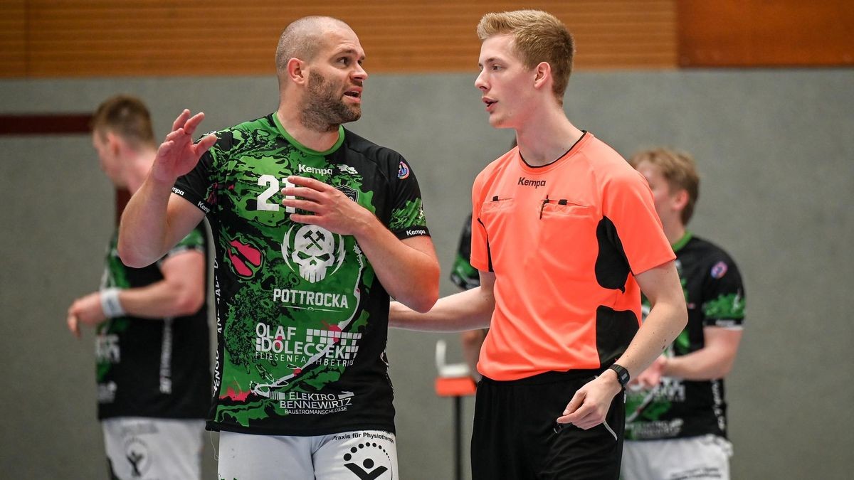 Philipp Peich (l./hier noch im TBO-Dress) kehrt schon wieder aus dem Handball-Ruhestand zurück.