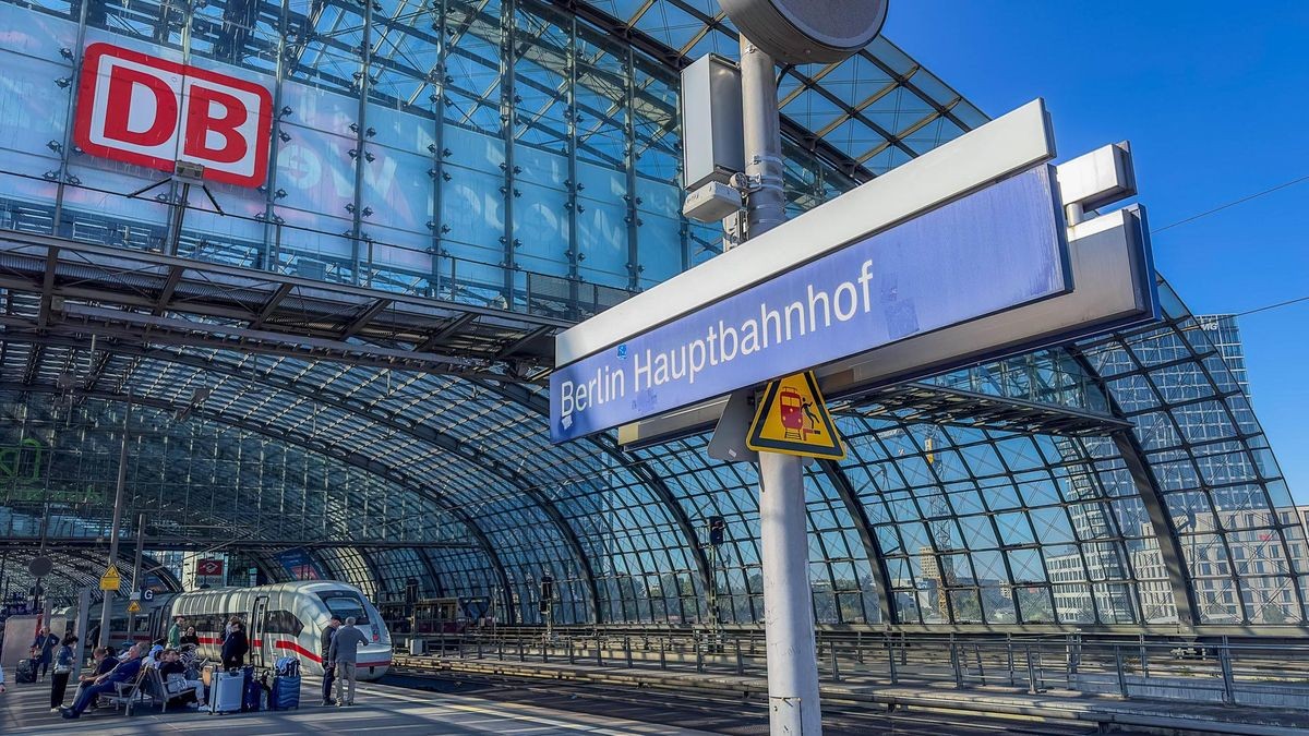 Fahrplanwechsel bei der Bahn Wirtschaft, Verkehr, Zugverkehr: Blick auf das Gleis am Hauptbahnhofs in Berlin Berlin Berl