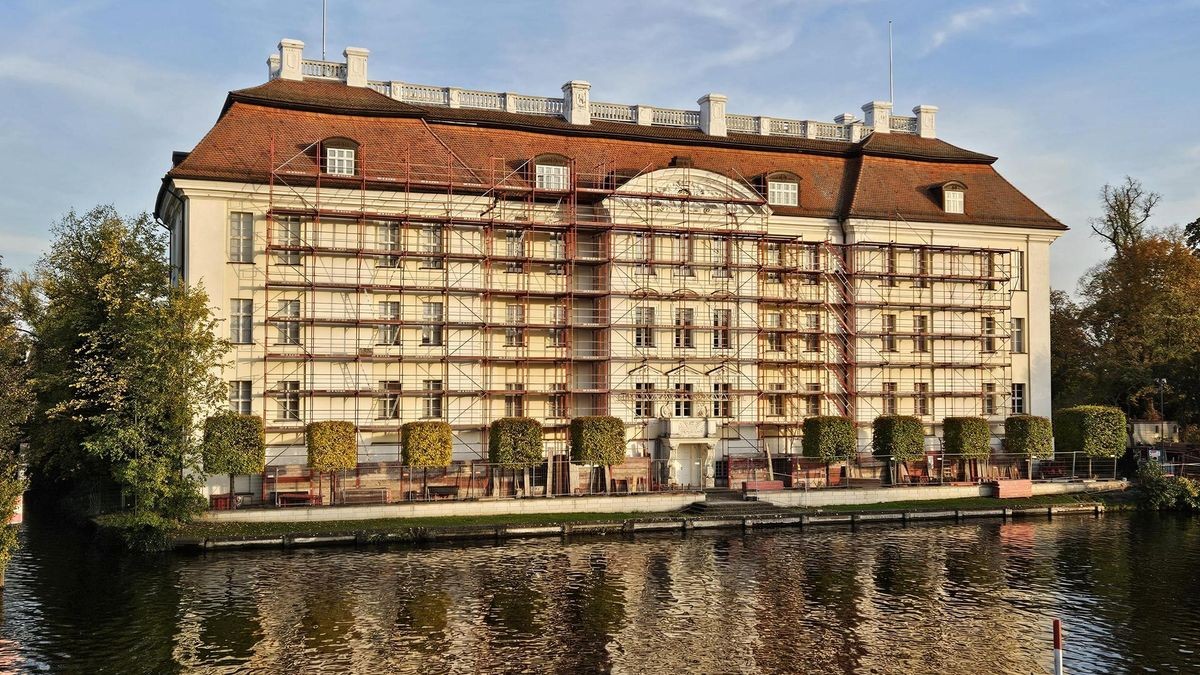 Das Schloss Köpenick auf der Schlossinsel ist seit einigen Tagen eingerüstet. An der Fassade und am Dach werden Arbeiten durchgeführt.