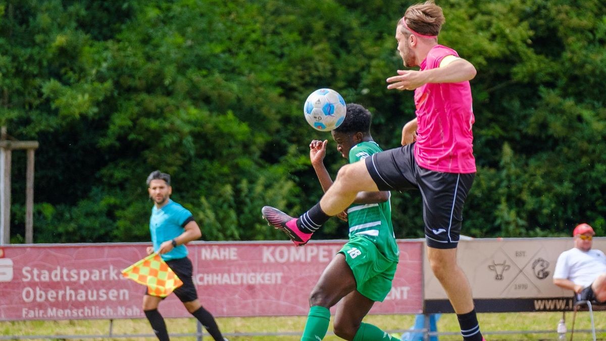 Spielertrainer Aaron Langen (r./im Test gegen RWO mit Denis Donkor) und SWA erwarten am Samstag die Sportfreunde Königshardt zum Derby.