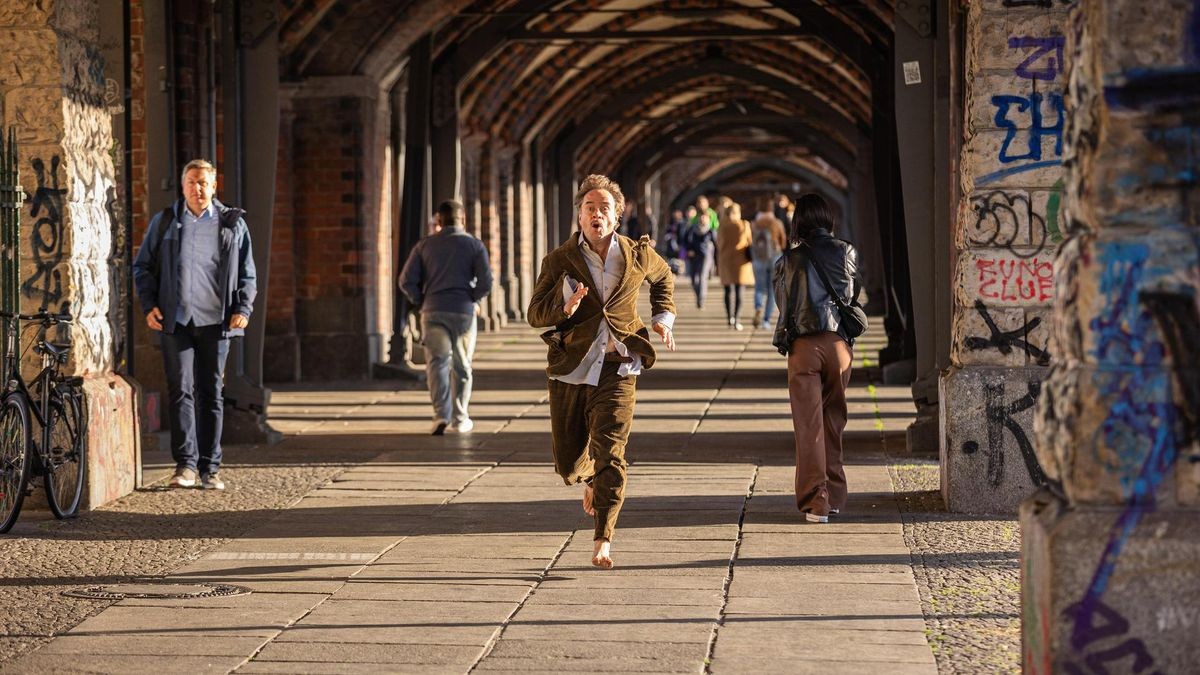 Liefers rennt: Wie weiland „Lola rennt“ flitzt Heinz Hellmich (Jan Josef Liefers) über die Oberbaumbrücke. Alter weißer Mann