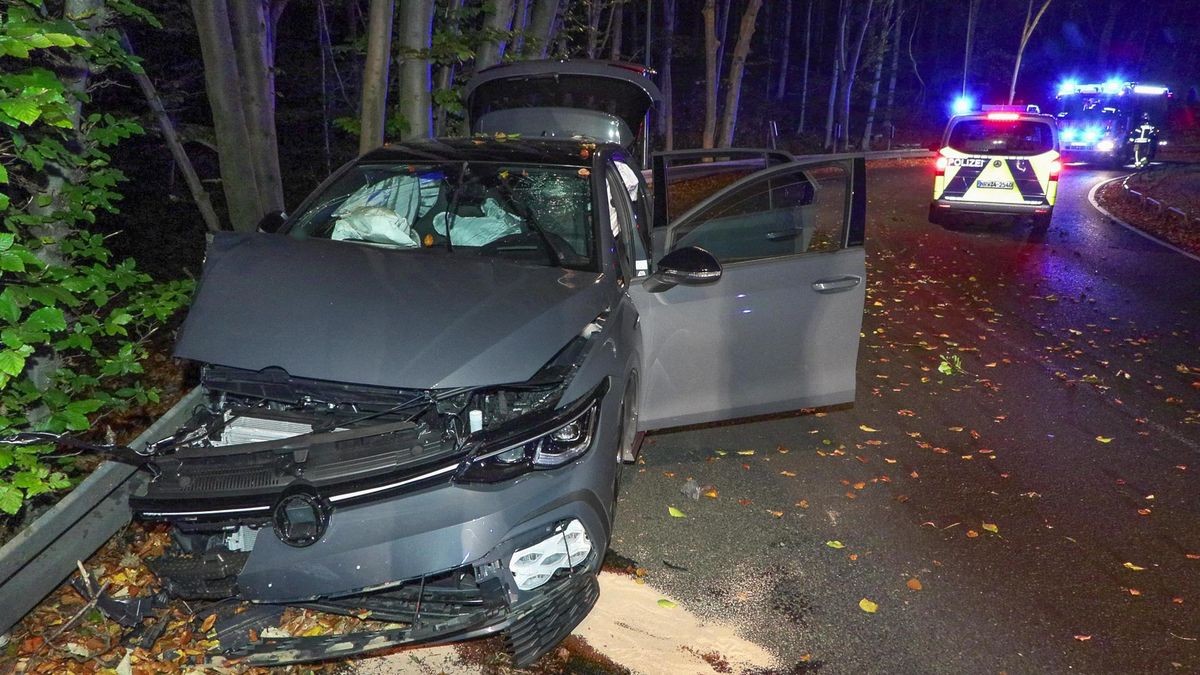 Der VW Golf ist bei dem Unfall in Düsseldorf-Unterbach stark beschädigt worden. Die beiden Insassen sind nach der Kollision mit der Leitplanke zunächst geflohen. 