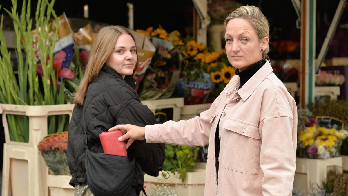 Testklau am Blumenstand: Kriminalhauptkommissarin Martina Sandfort (r.) zeigt Reporterin Anna Schlichting, wie schnell die Geldbörse weg sein kann. 