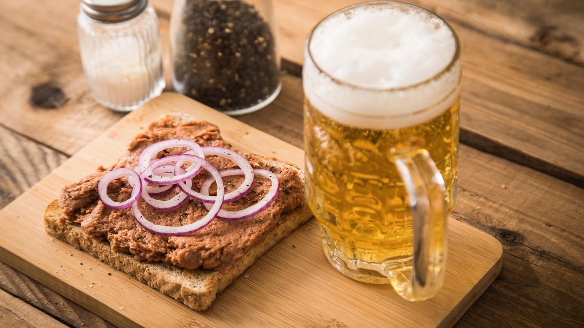 Zum Feierabendbier mögen es die Niederländer gerne zünftig: Filet Americain auf Toast mit Zwiebelringen.