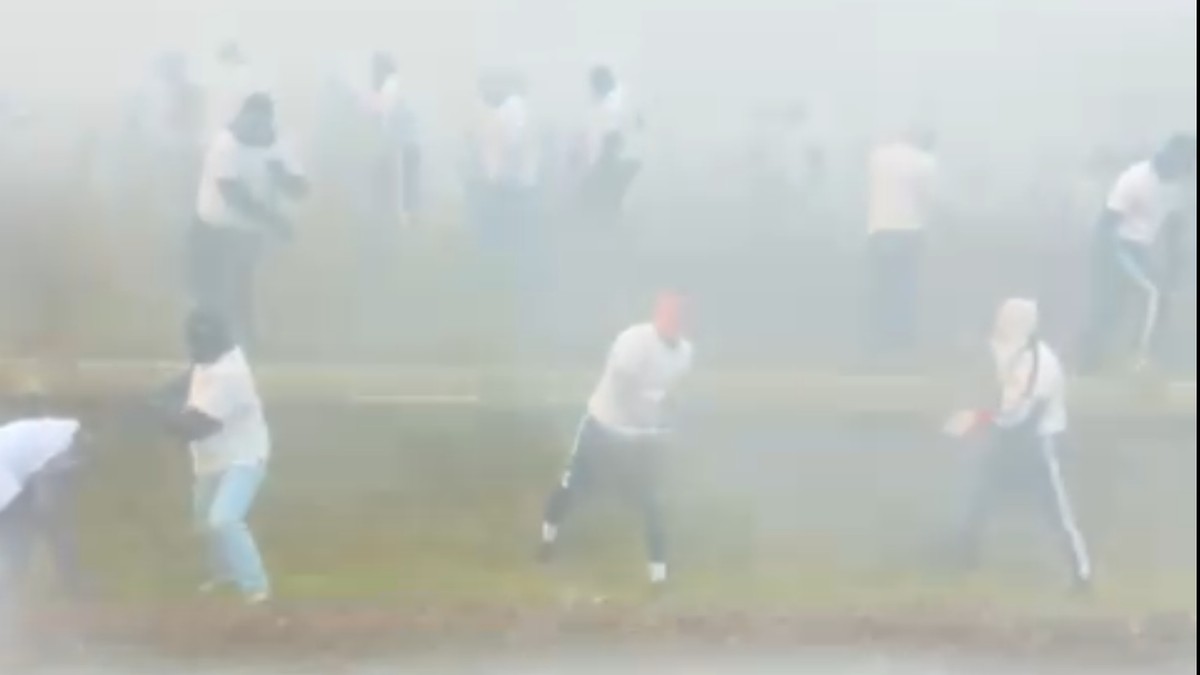 Hooligans greifen den Fan-Sonderzug von Rot-Weiss Essen an. Steine und Böller werden gegen die Scheiben geworfen.