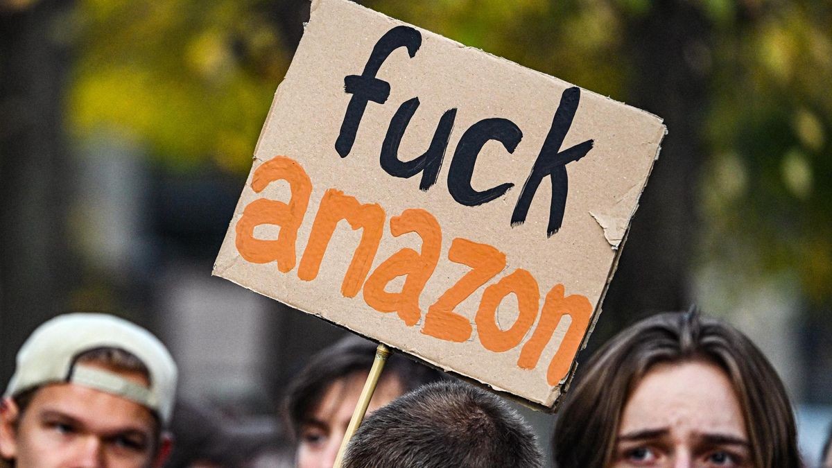 Demo gegen Amazon Gebäude