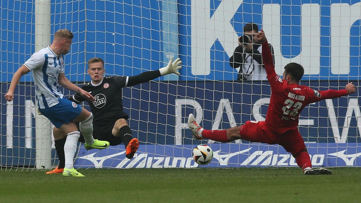 Desolat: Rot-Weiss Essen ließ sich im Kellerduell bei Hansa Rostock abschlachten. Hier trifft Kevin Schumacher zum 1:0.