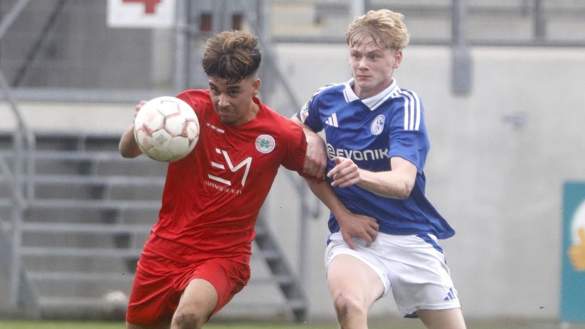 Ibrahim Yilmaz (l.) und die U17 von RWO trennten sich im heimischen Stadion Niederrhein 1:1 vom FC Schalke 04