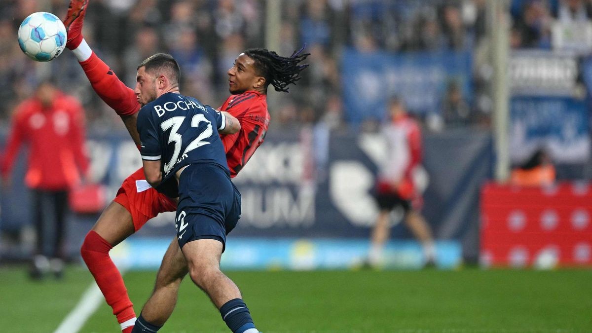 Maximilian Wittek im Zweikampf mit dem Torschützen zum 1:0, Michael Olise.