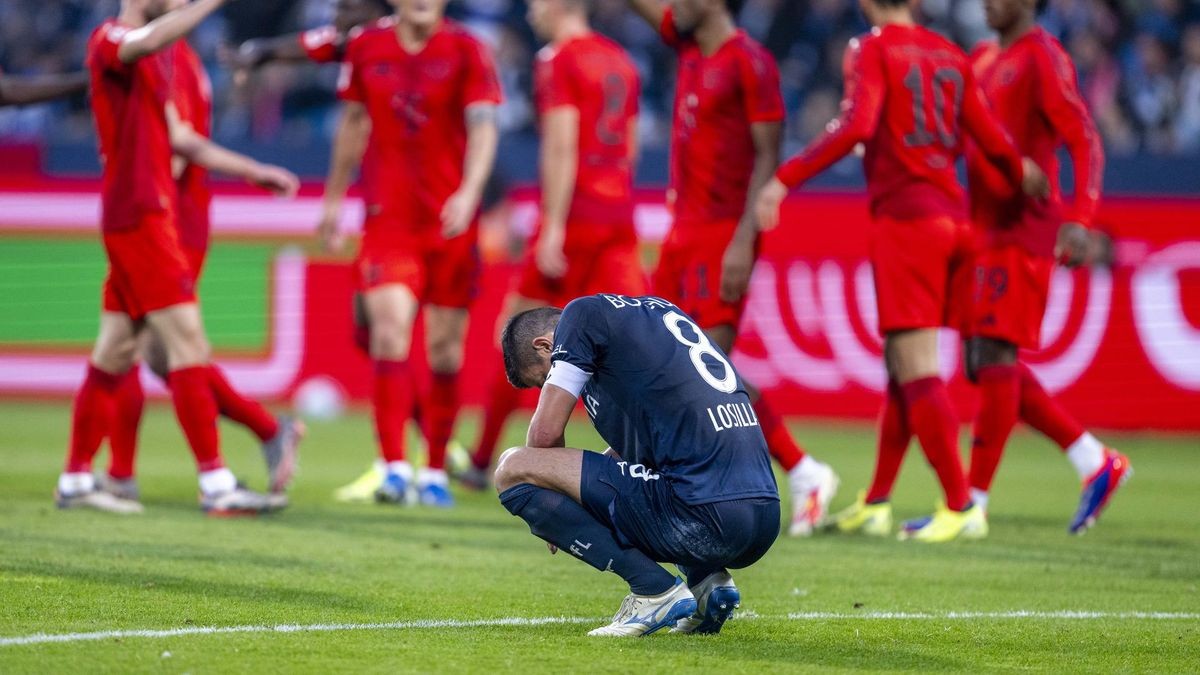 27.10.2024, Nordrhein-Westfalen, Bochum: Fußball: Bundesliga, VfL Bochum - Bayern München, 8. Spieltag, Vonovia Ruhrstadion: Bochums Anthony Losilla kauert nach dem Tor zum 0:5 auf dem Boden. Foto: David Inderlied/dpa - WICHTIGER HINWEIS: Gemäß den Vorgaben der DFL Deutsche Fußball Liga bzw. des DFB Deutscher Fußball-Bund ist es untersagt, in dem Stadion und/oder vom Spiel angefertigte Fotoaufnahmen in Form von Sequenzbildern und/oder videoähnlichen Fotostrecken zu verwerten bzw. verwerten zu lassen. +++ dpa-Bildfunk +++