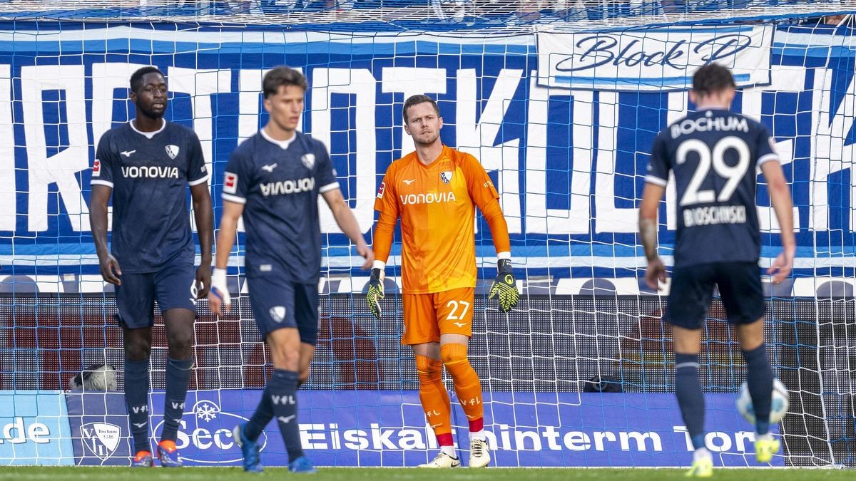 27.10.2024, Nordrhein-Westfalen, Bochum: Fußball: Bundesliga, VfL Bochum - Bayern München, 8. Spieltag, Vonovia Ruhrstadion: Bochums Ibrahima Sissoko (l-r), Bochums Tim Oermann, Bochums Torwart Patrick Drewes und Bochums Moritz Broschinski sind enttäuscht nach dem Tor zum 0:2. Foto: David Inderlied/dpa - WICHTIGER HINWEIS: Gemäß den Vorgaben der DFL Deutsche Fußball Liga bzw. des DFB Deutscher Fußball-Bund ist es untersagt, in dem Stadion und/oder vom Spiel angefertigte Fotoaufnahmen in Form von Sequenzbildern und/oder videoähnlichen Fotostrecken zu verwerten bzw. verwerten zu lassen. +++ dpa-Bildfunk +++