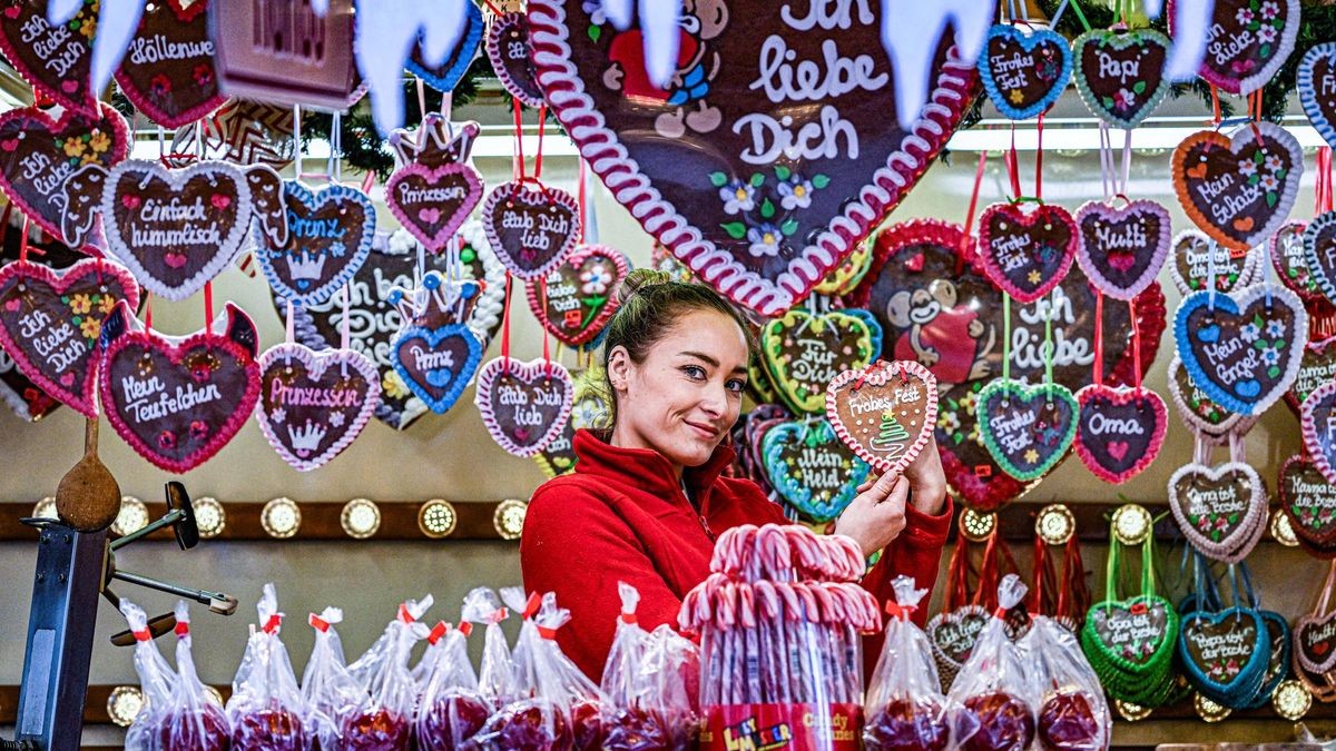 Der erste Weihnachtsmarkt Berlins, die Lichtenberger Winterzeit - hier eine Aufnahme aus dem vergangenen Jahr - öffnet am 1. November an der Landsberger Allee 300.