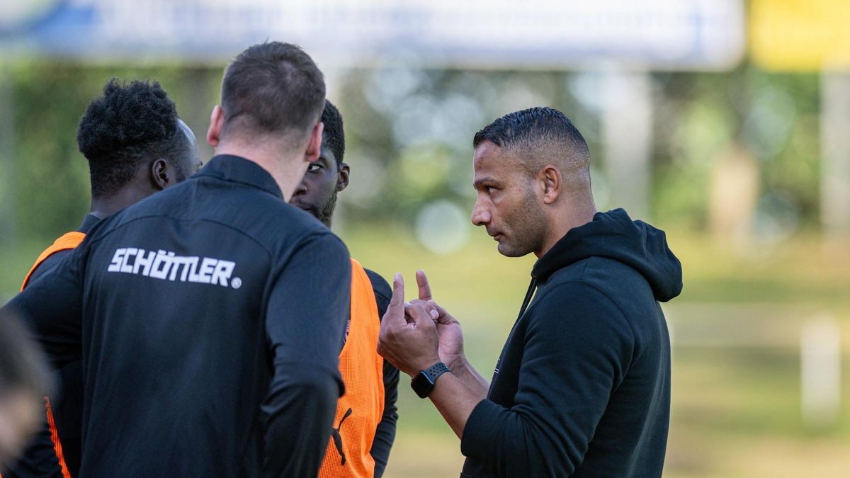 Der Duisburger Sunay Acar (rechts) ist nun Trainer des 1. FC Bocholt. Am Mittwoch trifft er auf den MSV.