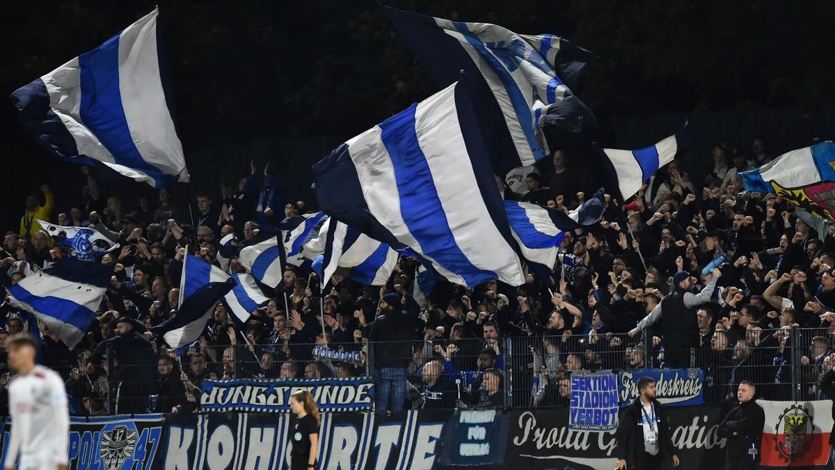 Wie schon in Köln unterstützen auch in Bocholt viele Fans des MSV Duisburg.