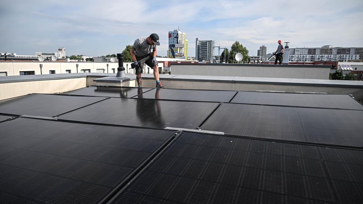 Immer mehr Berliner Dächer sind mit Solaranlagen bestückt. Die Wohnungsbaugesellschaft Howoge will den Ausbau nun verstärkt vorantreiben. 