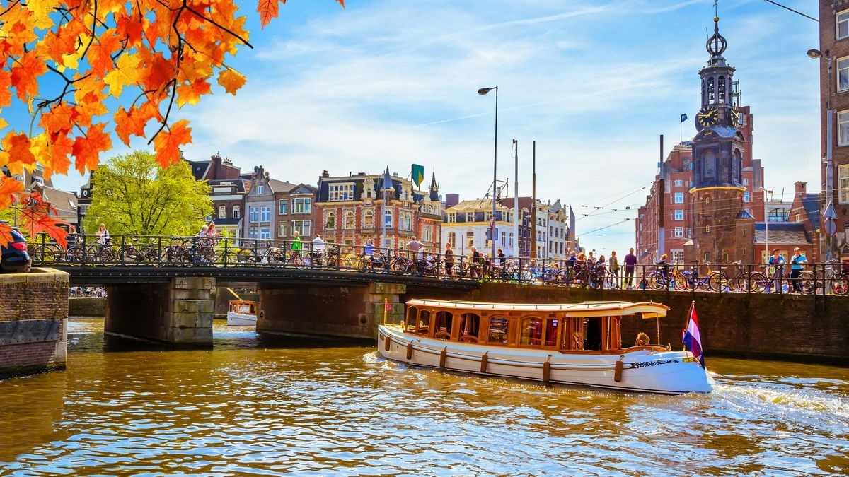 Traditionelle alte Gebäude und Boote im Herbst in Amsterdam,