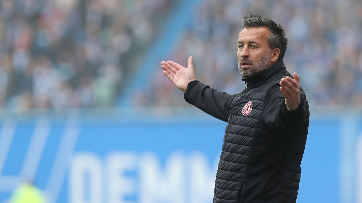 Ratlos: RWE-Trainer Christoph Dabrowski musste mit Rot-Weiss Essen eine heftige Klatsche in Rostock verkraften.