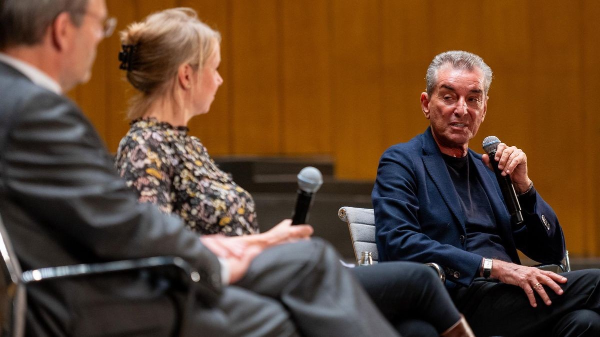 Felix Klein (l-r), Beauftragter der Bundesregierung für jüdisches Leben in Deutschland, Helene Bubrowski, Moderatorin, und Michel Friedman, Publizist, sprechen bei einer Podiumsdiskussion zum Antisemitismus in einem Saal an der Freien Universität Berlin. 