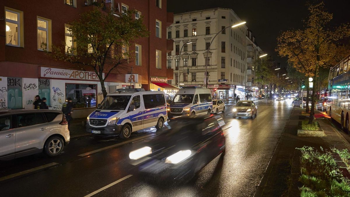 Fahrzeuge der Polizei stehen auf der Sonnenallee. Die Berliner Polizei hat ihre Präsenz im Stadtgebiet wegen Halloween am Dienstagabend verstärkt.