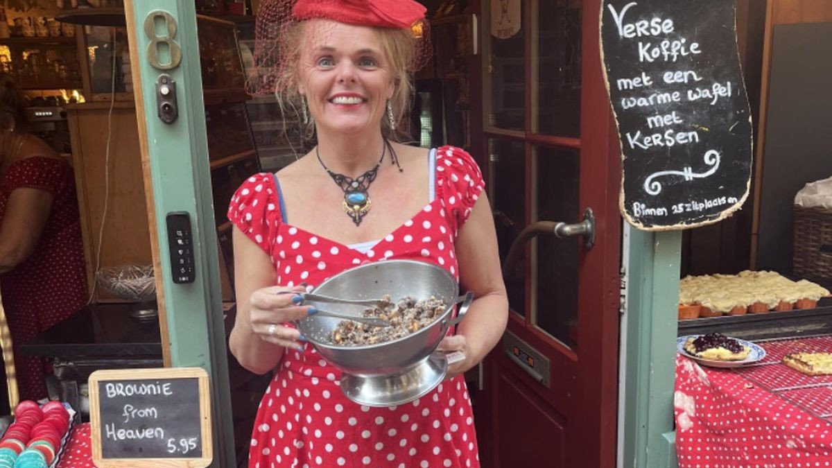 Esther Goudsblom präsentiert eine der vielen Leckereien vor ihrem Café Sweets & Antiques in Alkmaar.