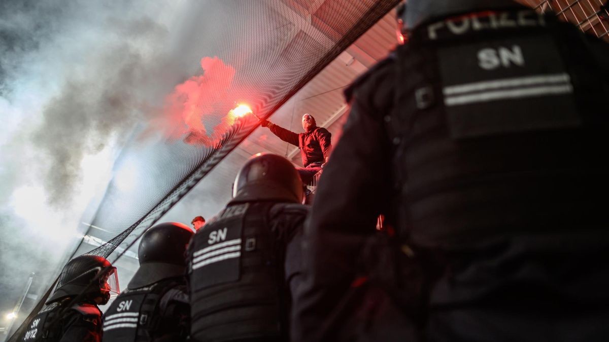 Häufig Krawalle, immer mehr Pyro: Die Polizei im Einsatz bei einem Fußballspiel.