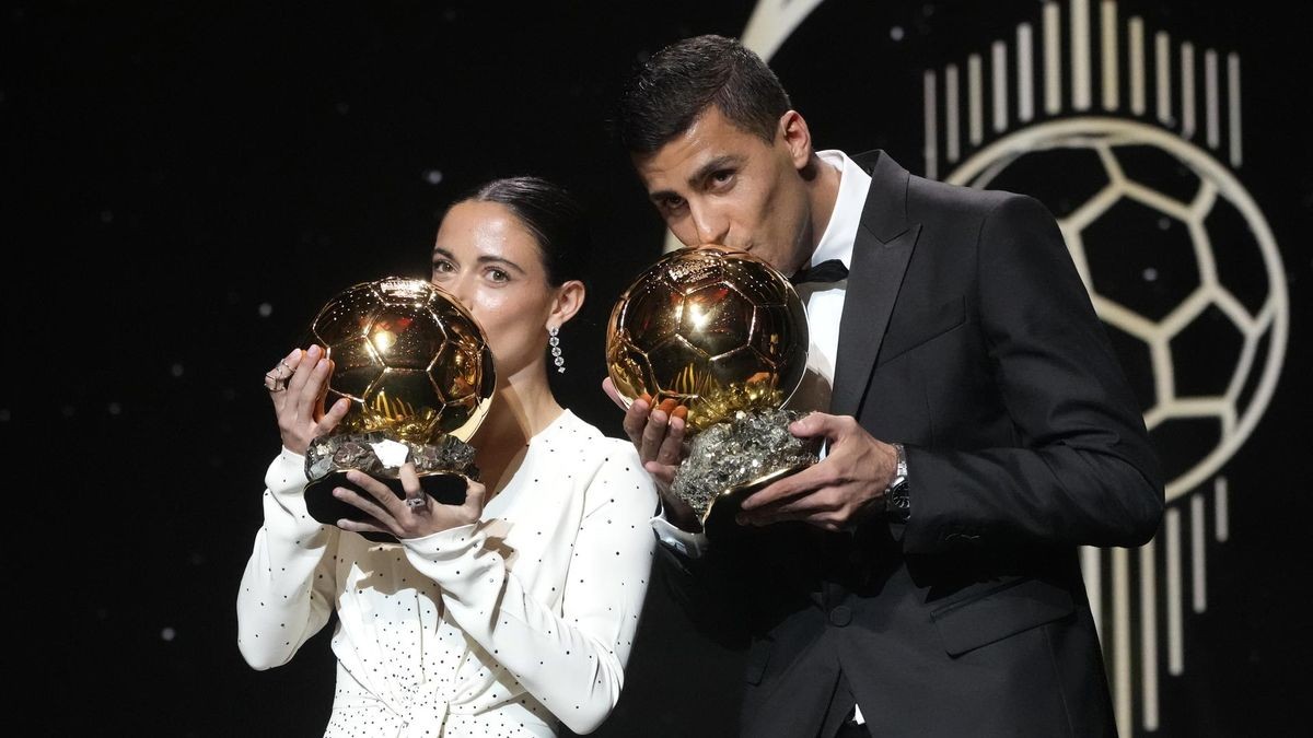 Küsschen für die Trophäe: Aitana Bonmati und Rodri beim Ballon d‘Or in Paris.