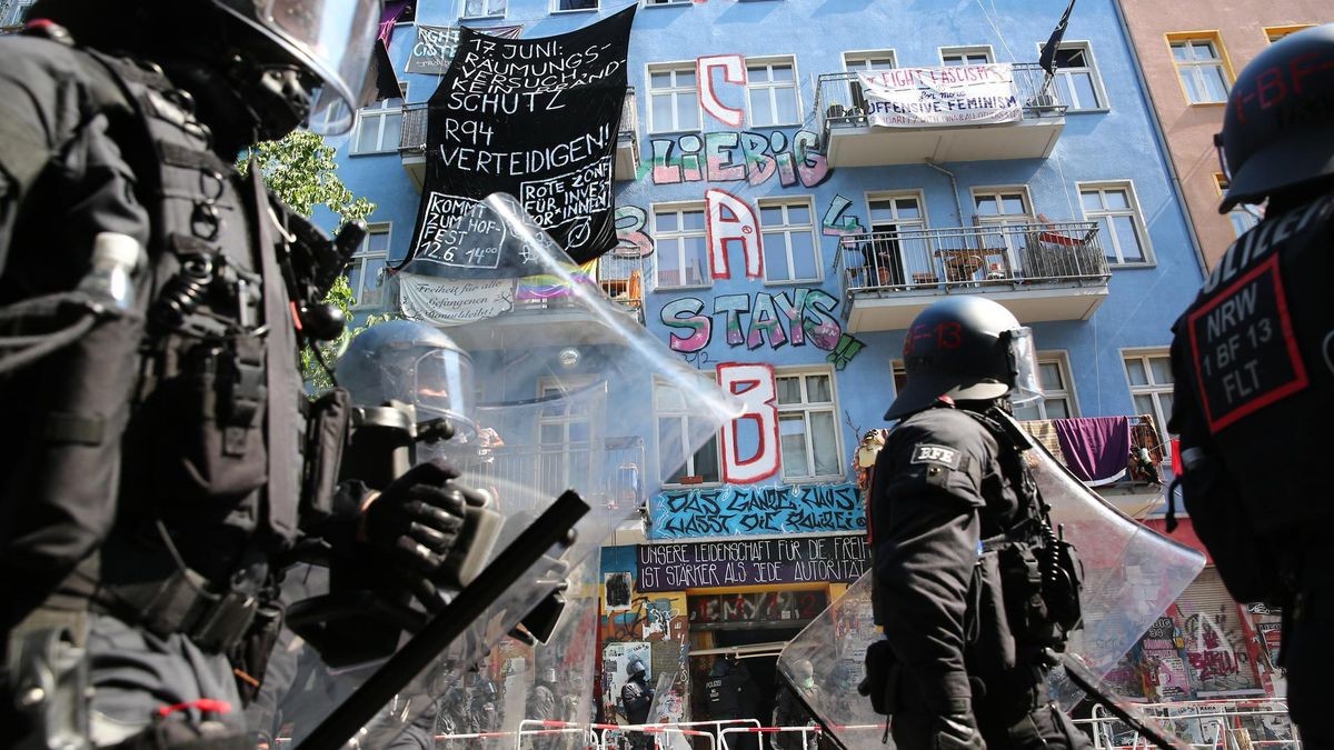 In der Rigaer Straße kommt es immer wieder zu Ausschreitungen zwischen der Polizei und Linksextremen. Was wird geschehen, wenn eine rechte Demonstration durch die Straße führt?