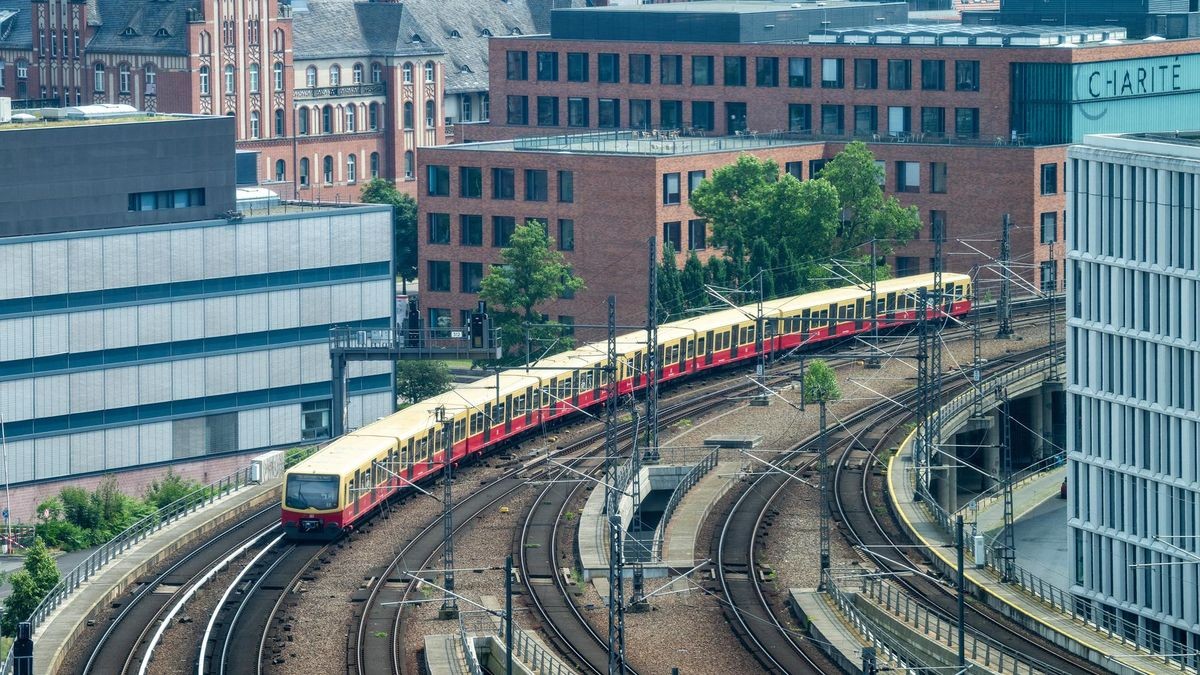 Eine S-Bahn fährt vom Hauptbahnhof in Richtung Friedrichstraße. (Symbolbild)