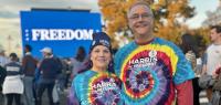 Stacy und Brad Gorman beim Wahlkampffinale von Kamala Harris in Washington