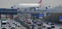 Flugzeug überquert die Autobahn bei Frankfurt am Main