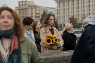 Hauptstadt der Ukraine: Während einer Schweigeminute für gefallene Ukrainer am Unabhängigkeitsplatz in Kyjiw Anfang Oktober hält eine Frau Sonnenblumen, die als Symbol für Frieden und Widerstand stehen. ++++++++++<br /> KYIV, UKRAINE - OCTOBER 1: A woman wearing vyshyvanka holds a bouquet of sunflowers honoring the memory of the fallen Ukrainian defenders with a moment of silence on Independence Square on October 1, 2024 in Kyiv, Ukraine. Today, Ukraine honors every soldier, volunteer, doctor, everyone who in their place contributes to the defense of Ukraine. At 9:00 a.m. there was a nationwide minute of silence, and traffic was stopped for approximately 10 minutes. (Photo by Tanya Dzafarowa/Suspilne Ukraine/JSC "UA:PBC"/Global Images Ukraine via Getty Images)