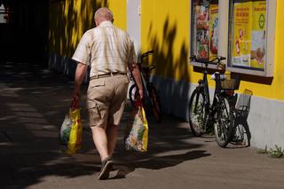 Rente: BERLIN, GERMANY - JUNE 15: A man carries bags of groceries after emerging from a supermarket on June 15, 2022 in Berlin, Germany. Inflation has skyrocketed in Germany since Russia's February military invasion of Ukraine. Analysts attribute the sharp rise in food prices to rising fuel and fertilizer costs, which have hit the agriculture sector acutely.