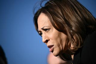 US-Wahl: U.S. Vice President and Democratic presidential nominee Kamala Harris talks to reporters before boarding Air Force Two at Joint Base Andrews in Maryland, U.S., on October 30, 2024. BRENDAN SMIALOWSKI/Pool via REUTERS