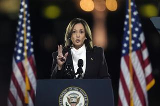 US-Wahlkampf: WASHINGTON, DC - OCTOBER 29: Democratic presidential nominee U.S. Vice President Kamala Harris speaks during a campaign rally on the Ellipse on October 29, 2024 in Washington, DC. With one week remaining before Election Day, Harris delivered her “closing argument,” a speech where she outlined her plan for America and urged voters to “turn the page” on Republican presidential nominee, former U.S. President Donald Trump. (Photo by Kent Nishimura/Getty Images)