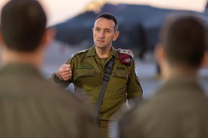 Krieg in Nahost: Herzi Halevi, Generalstabschef der israelischen Streitkräfte, während eines Treffens mit Piloten auf dem Luftwaffenstützpunkt Nevatim im Süden Israels im Frühjahr.