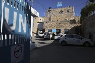 UN-Palästinenserhilfswerk: Menschen gehen am 29. Oktober 2024 im Büro der UNRWA in der besetzten Stadt Hebron im Westjordanland umher.