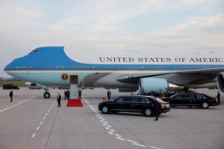 US-Wahl: Ein Blick auf die Air Force One, als US-Präsident Joe Biden vor dem Abflug aus Berlin am Flughafen Berlin Brandenburg zu den Medien spricht, am 18. Oktober 2024.